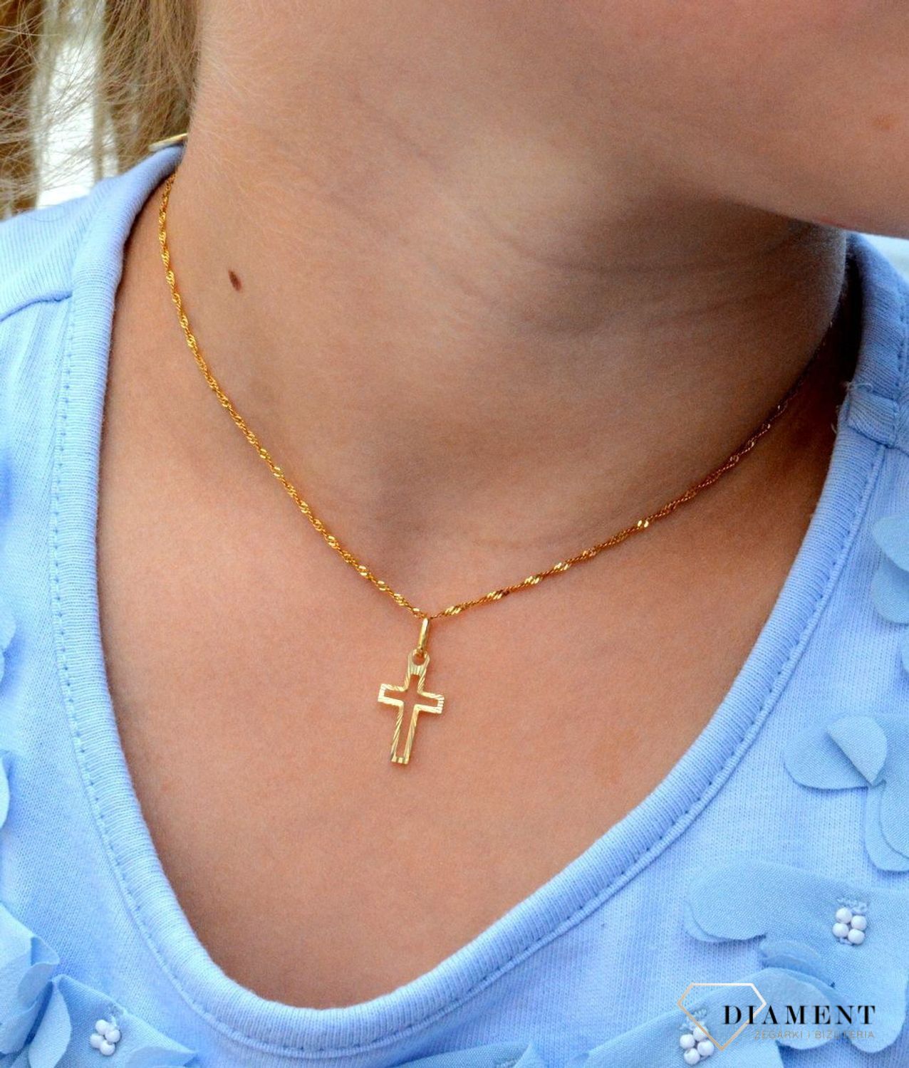 Złota zawieszka, delikatnie grawerowany krzyżyk ZA 1481 333. Efektowny delikatny krzyżyk wykonano z żółtego złota wysokiej próby 333. Grawerowana zawieszka. Krzyżyk złoty. Złoty krzyżyk zawieszka..jpg